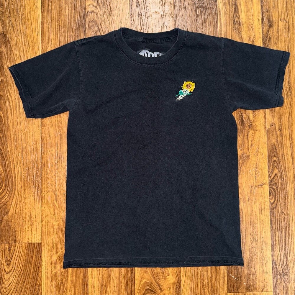 Vibes T-Shirt Mens Size S Black Graphic Print Sunflower Embroidered Chest